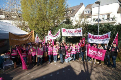 Landesweite Warnstreikaktionen der komba gewerkschaft im Sozial- und Erziehungsdienst vor der Verhandlungsrunde mit den Kommunalen Arbeitgebern am 16.04.2015 in Hannover sowie 20./21.04.2015 in Frankfurt