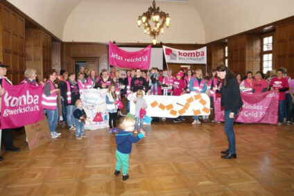 komba Erzieherinnen und Erzieher mit Eltern und Kindern im Gespräch mit Oberbürgermeister Prof. Dr. Hofmann-Göttig